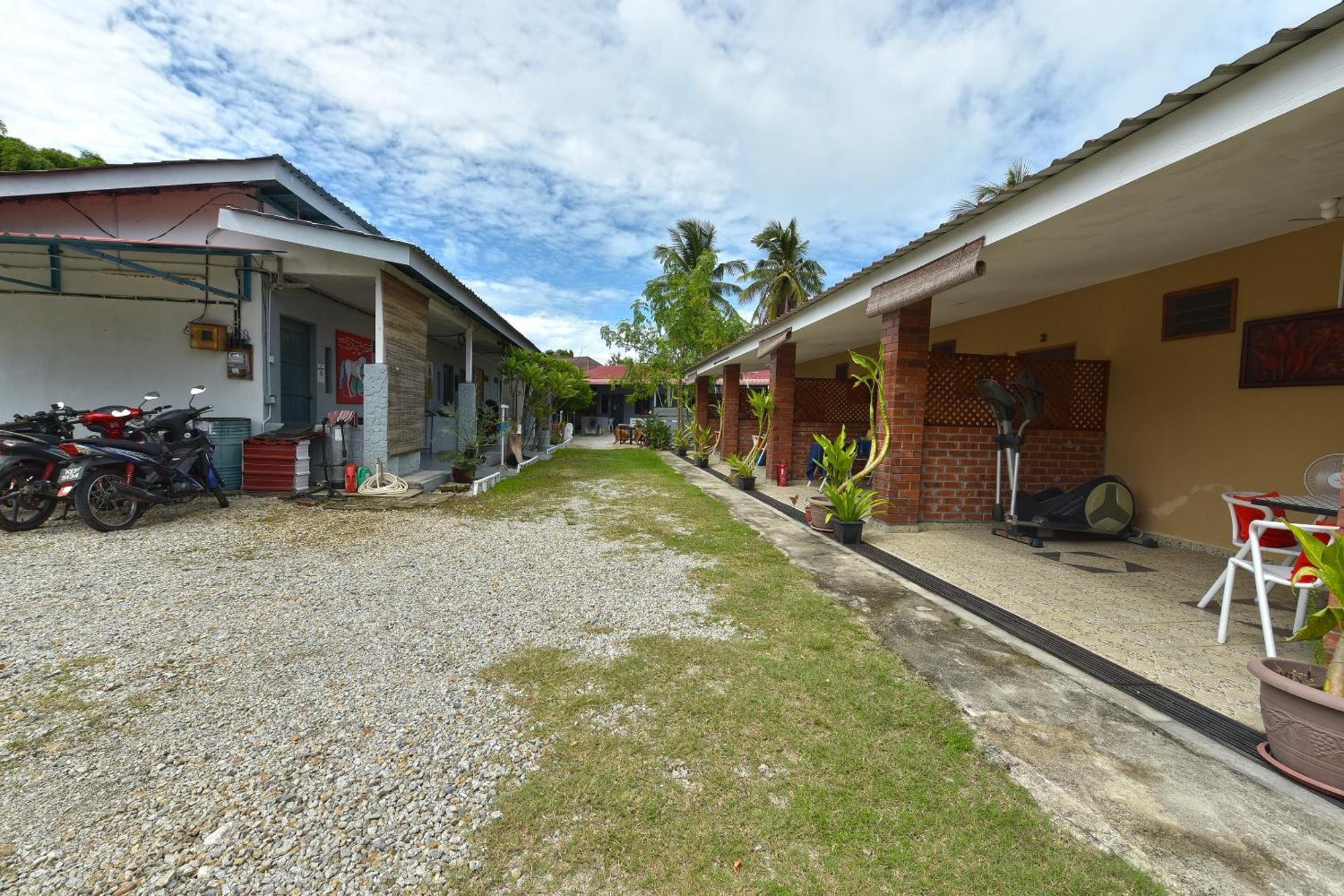 Oyo Home 90348 Inspire Rooms Pantai Cenang  Exterior photo