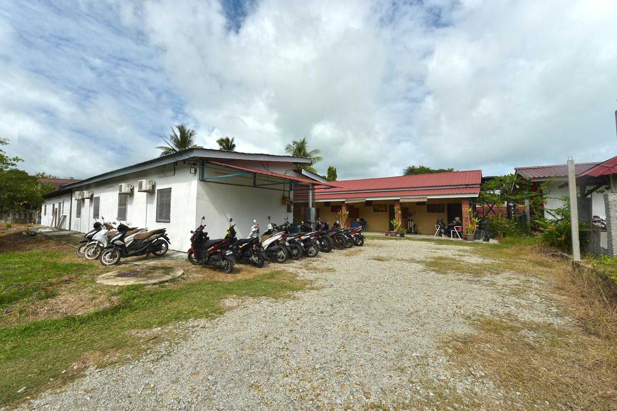 Oyo Home 90348 Inspire Rooms Pantai Cenang  Exterior photo